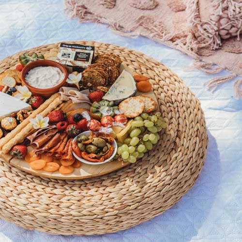 PICNIC-BOX-pop-up-picnics-food-on-wicker-table